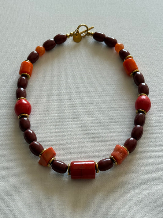 Colar castanho laranja e vermelho