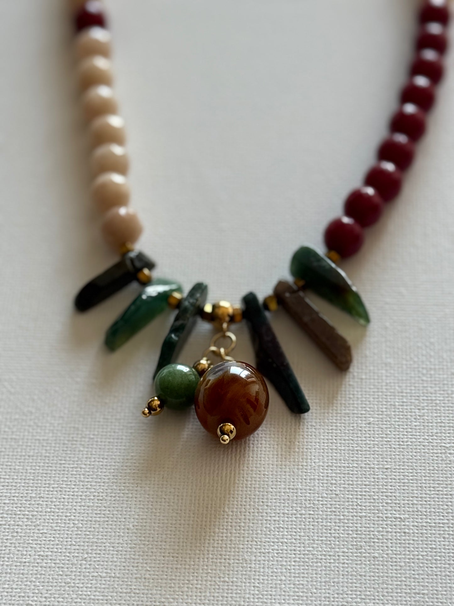 Colar Pedras Creme e Bordeaux