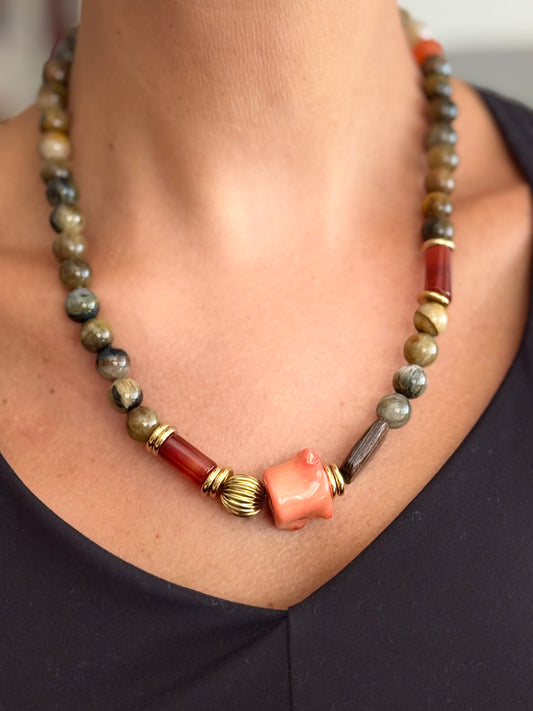 Colar Pedra Olho de Tigre e Coral