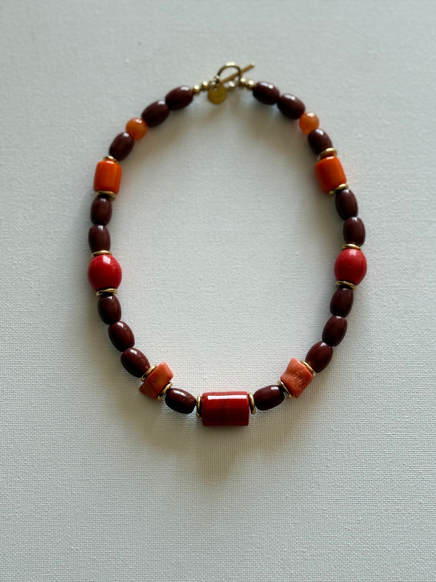 Colar castanho laranja e vermelho