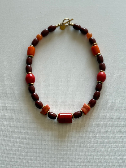 Colar castanho laranja e vermelho