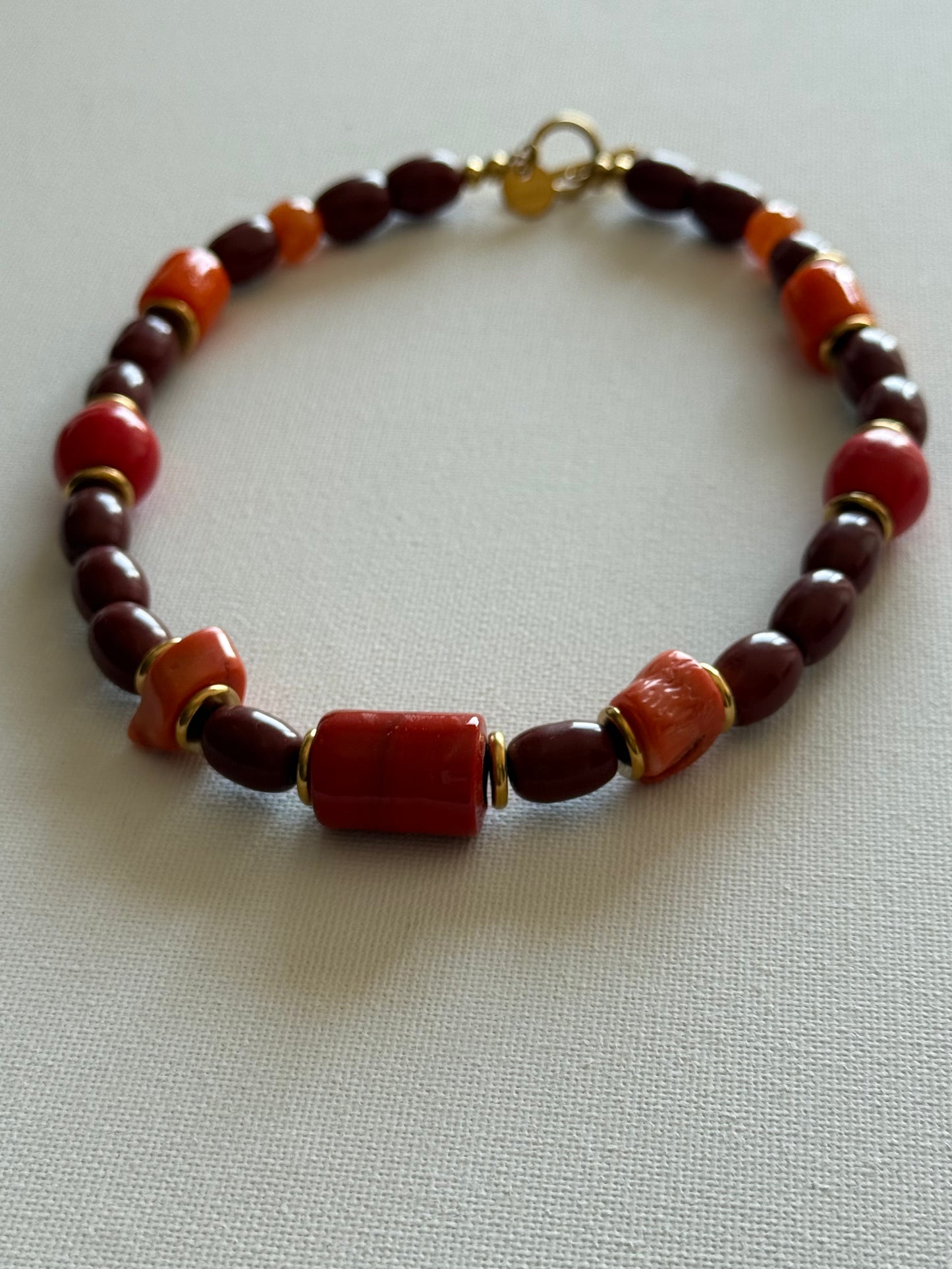 Colar castanho laranja e vermelho