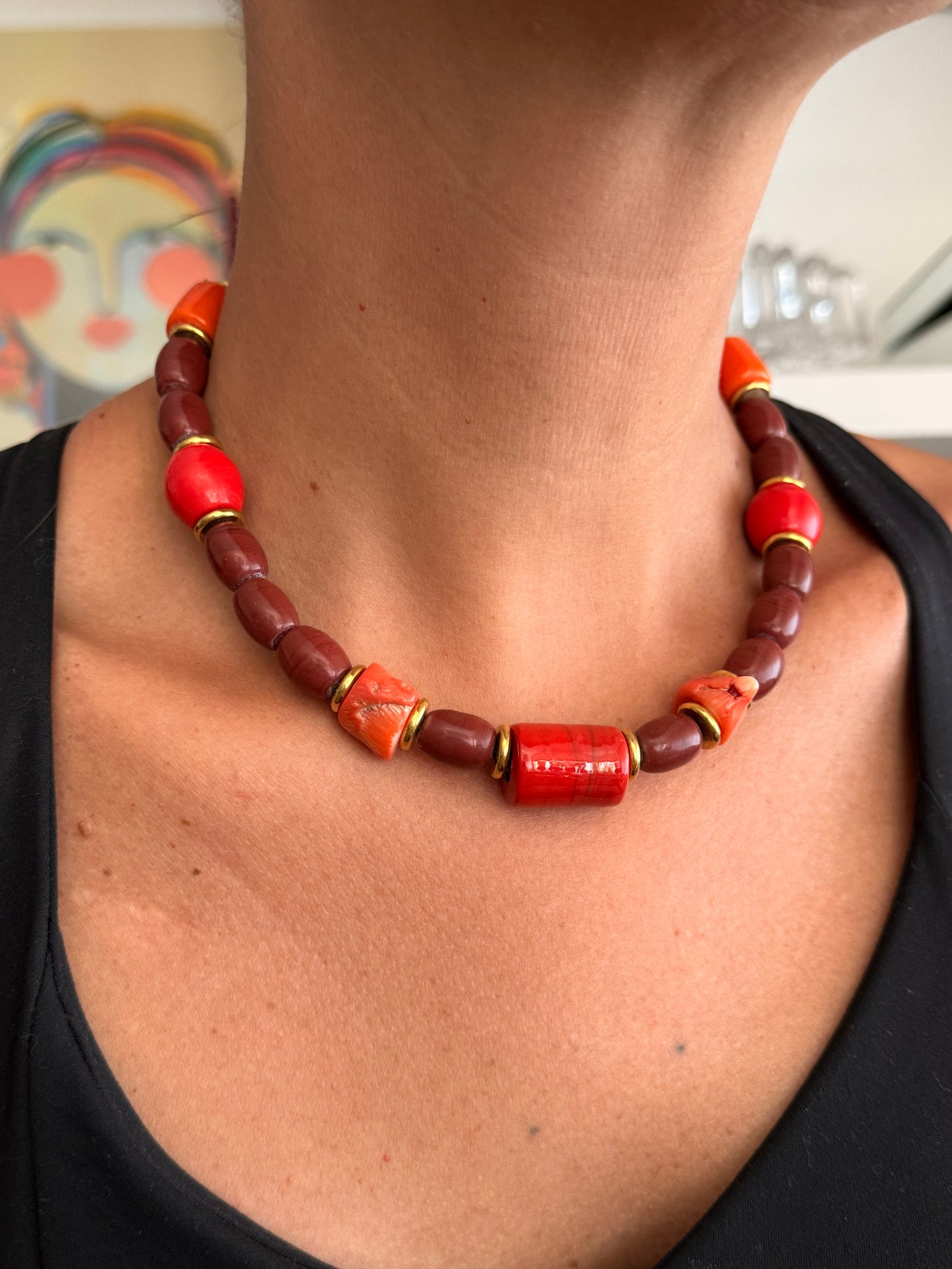 Colar castanho laranja e vermelho