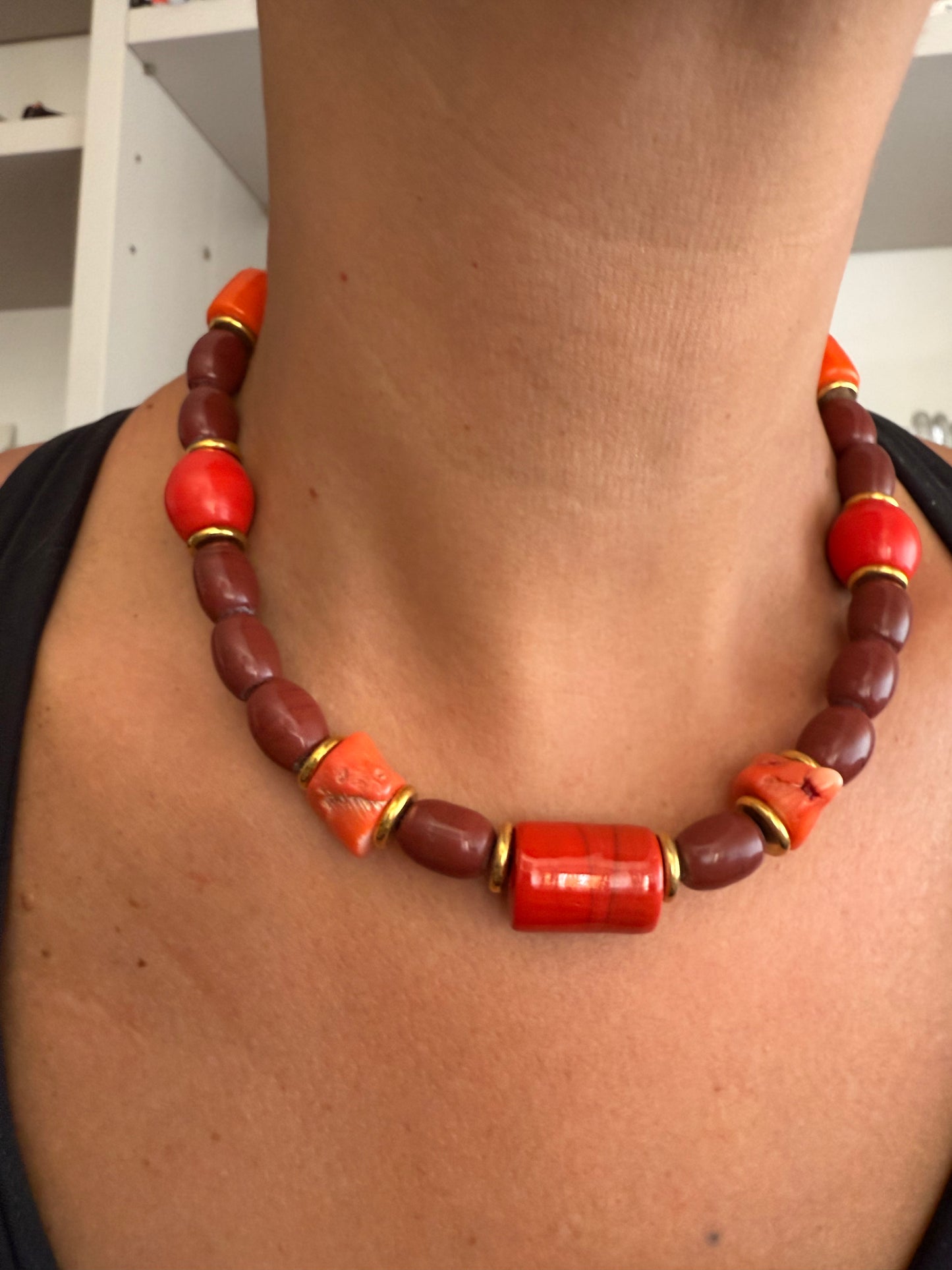 Colar castanho laranja e vermelho
