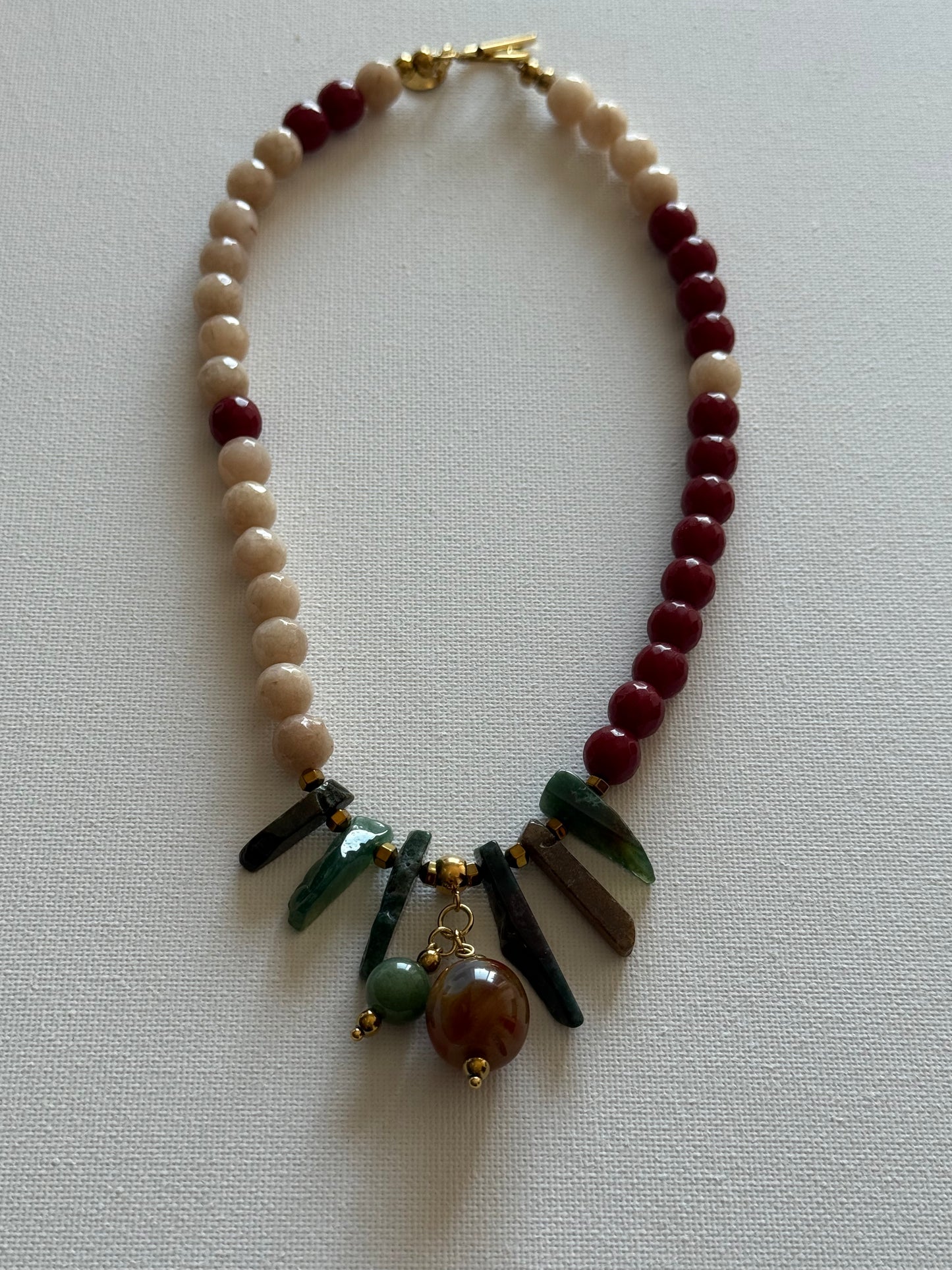 Colar Pedras Creme e Bordeaux