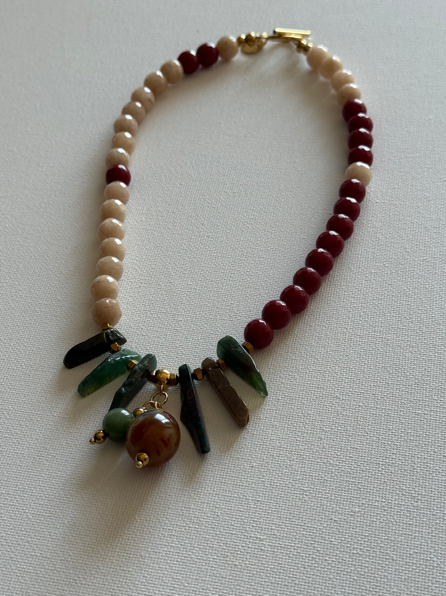 Colar Pedras Creme e Bordeaux