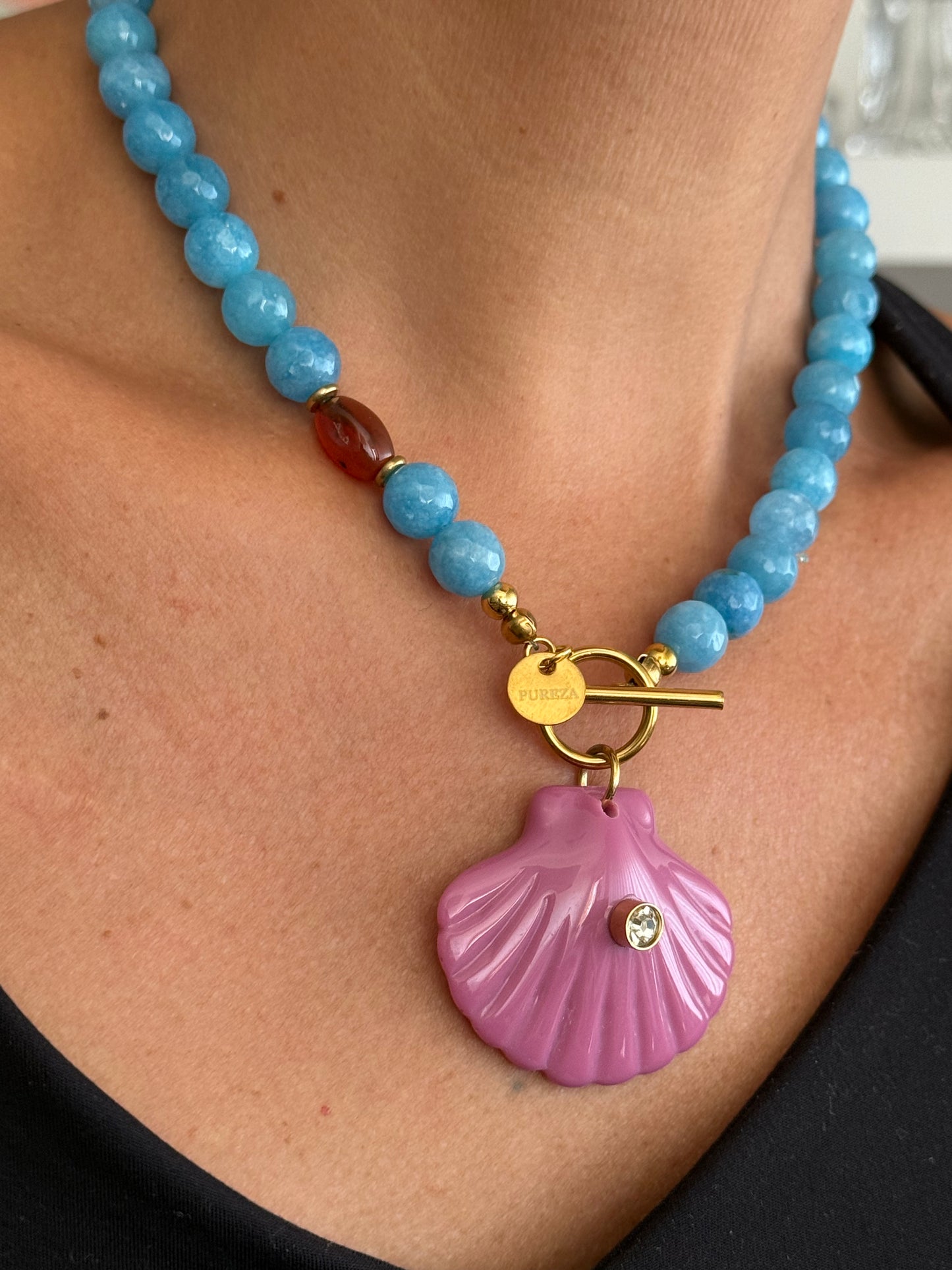 Colar Pedra Azul com detalhe Castanho e Concha Rosa