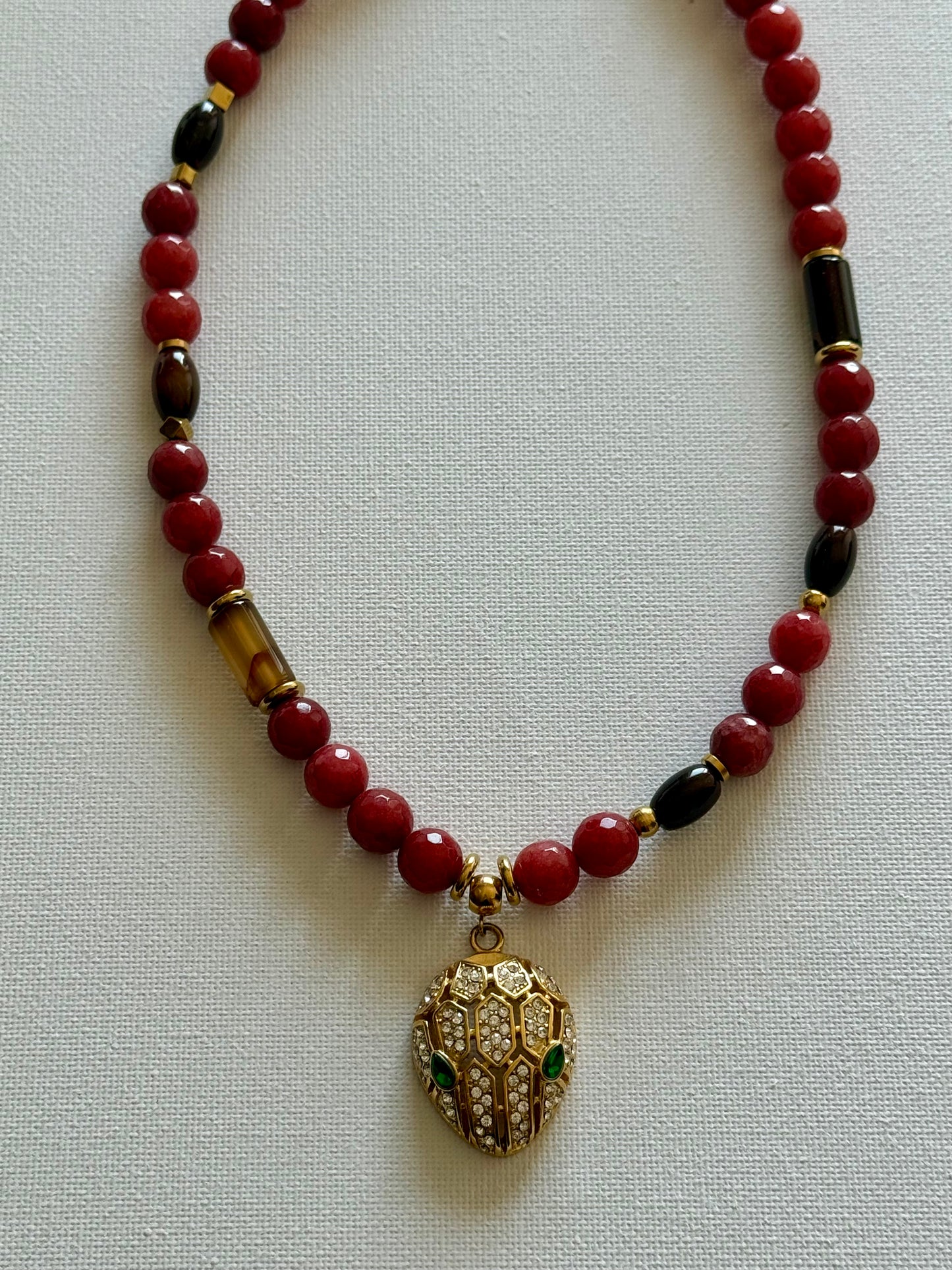 Colar Pedras Frias Bordeaux Serpente