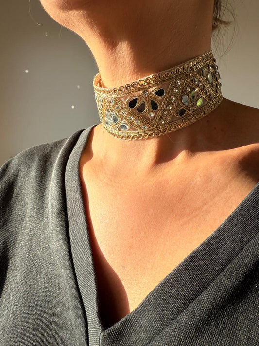 Gargantilha dourada Larga