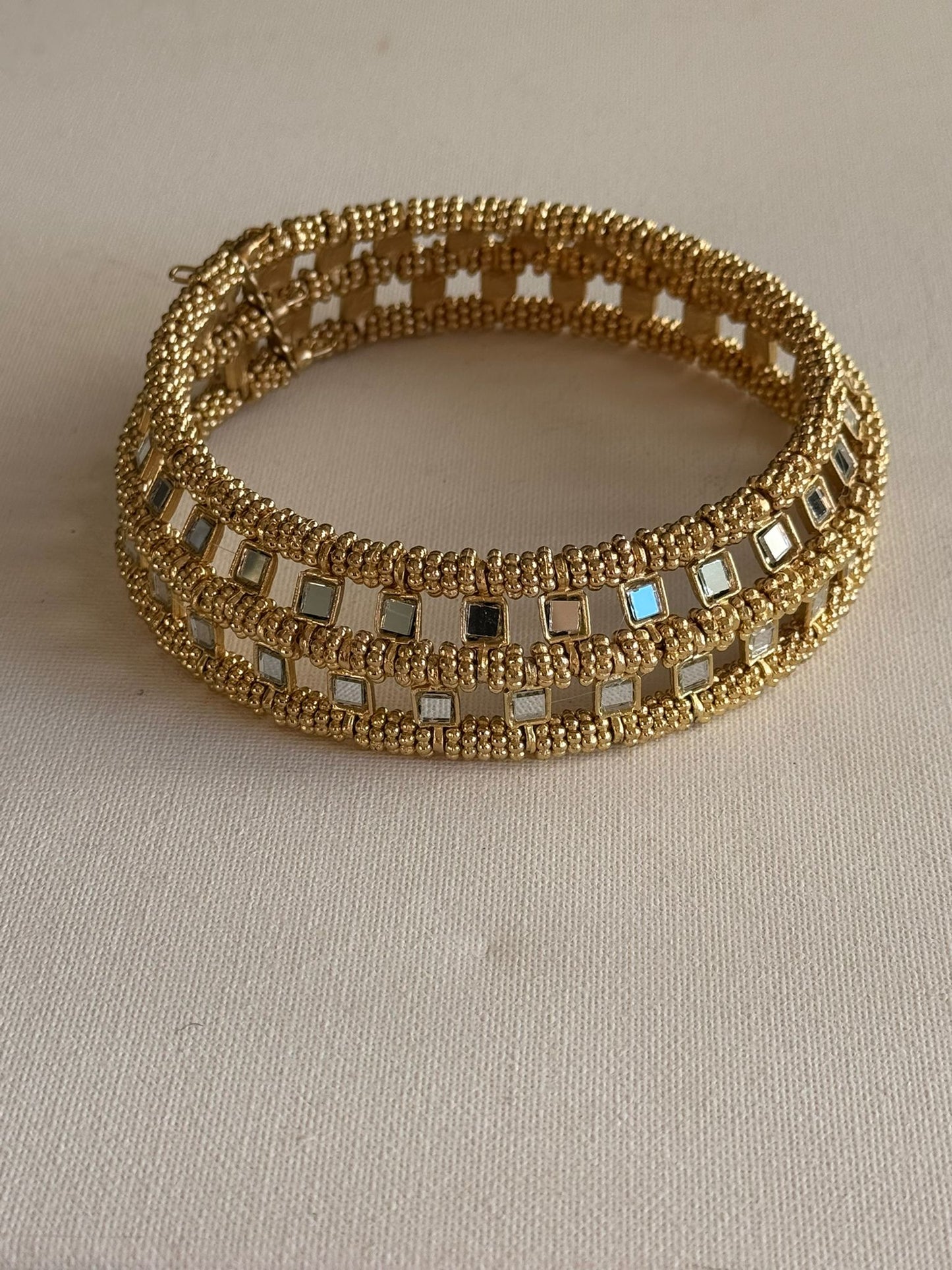 Gargantilha Dourada Rigida