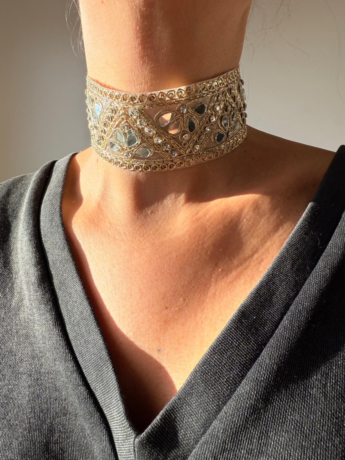 Gargantilha dourada Larga